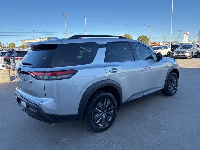 2023 Nissan Pathfinder SV photo 2