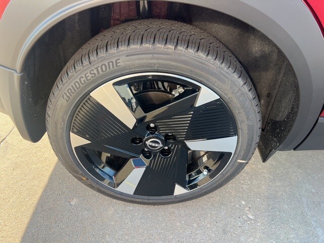 2026 Nissan Kicks SR photo 3