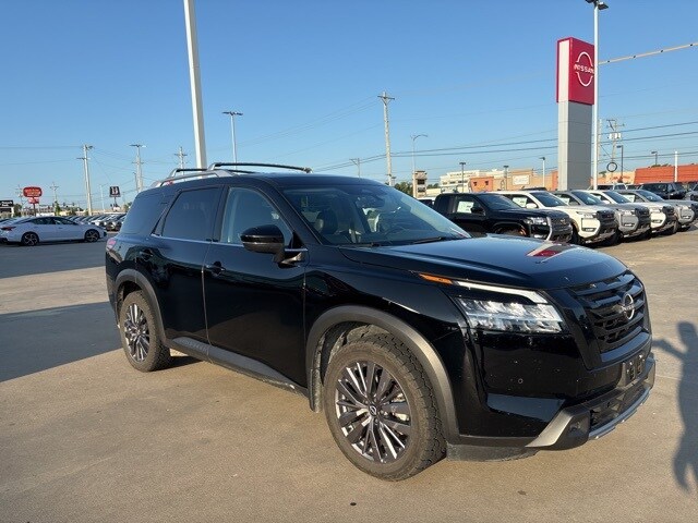 2023 Nissan Pathfinder SL photo 2