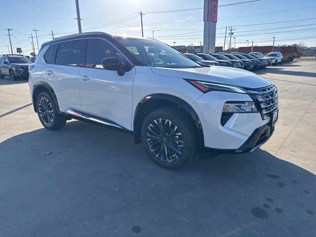 2026 Nissan Rogue Platinum photo 2