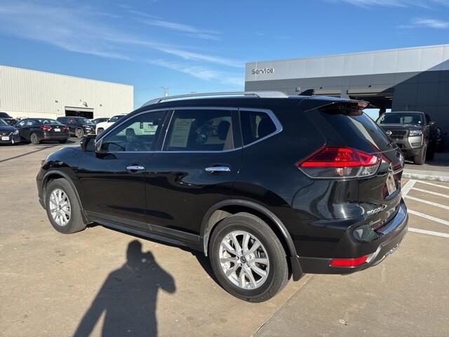 2017 Nissan Rogue SV photo 4