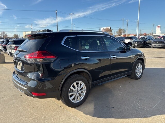 2017 Nissan Rogue SV photo 3