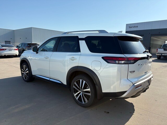 2024 Nissan Pathfinder Platinum photo 4