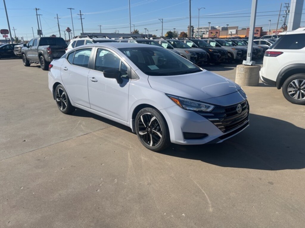 New 2025 Nissan Versa 1.6 SR Sedan