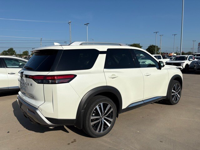 2024 Nissan Pathfinder Platinum photo 3