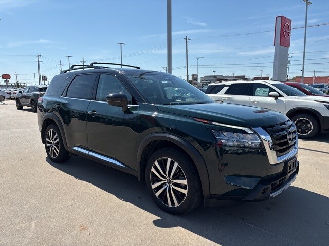 2024 Nissan Pathfinder Platinum photo 2