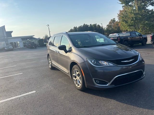 2017 Chrysler Pacifica Touring Plus photo 3