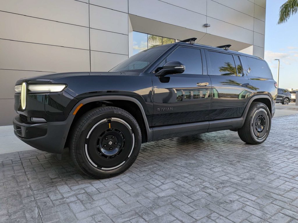2025 Rivian R1S