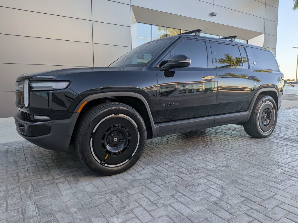 2025 Rivian R1S Adventure