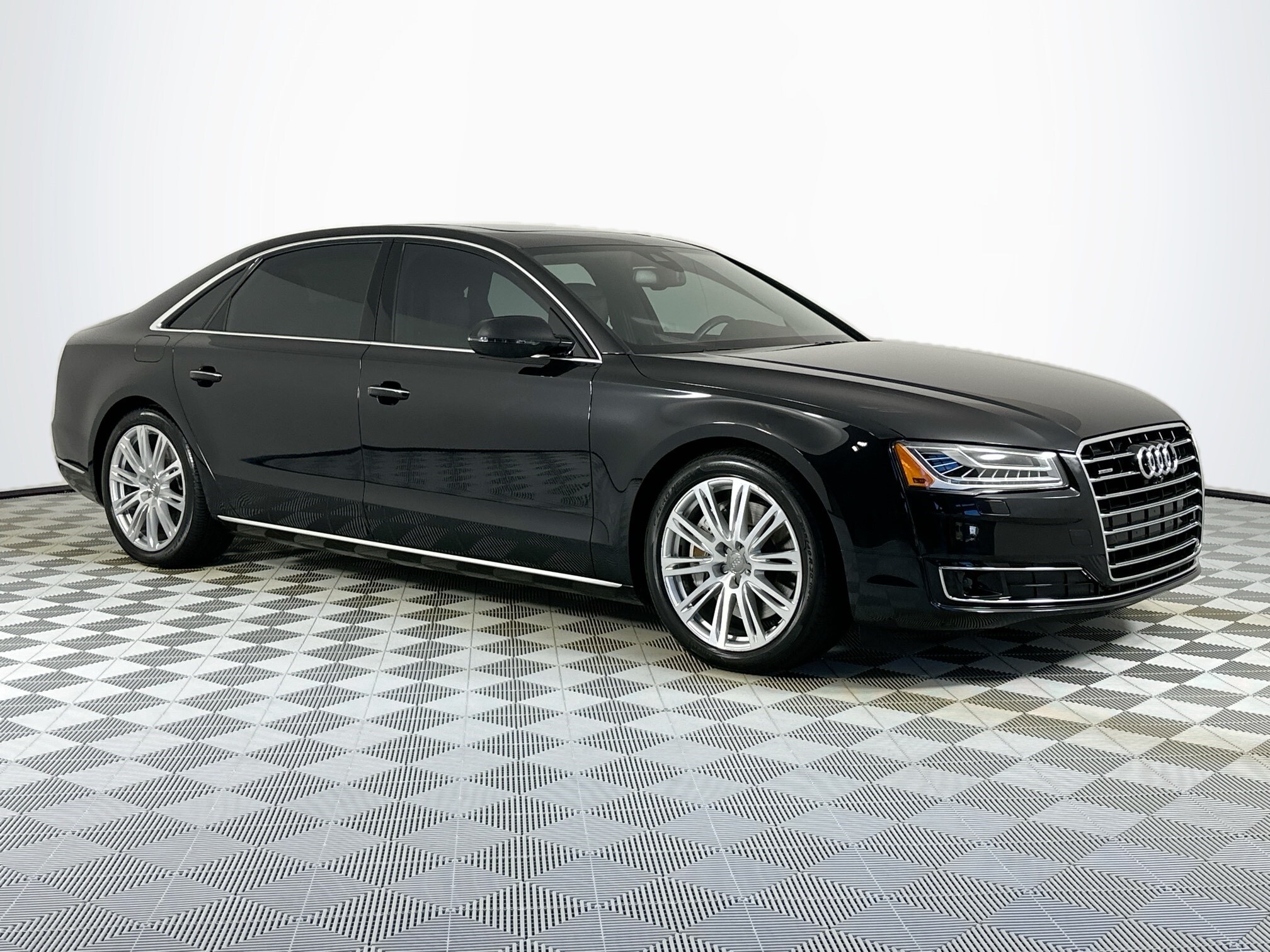 2015 Audi A8 4.0T Quattro photo 3
