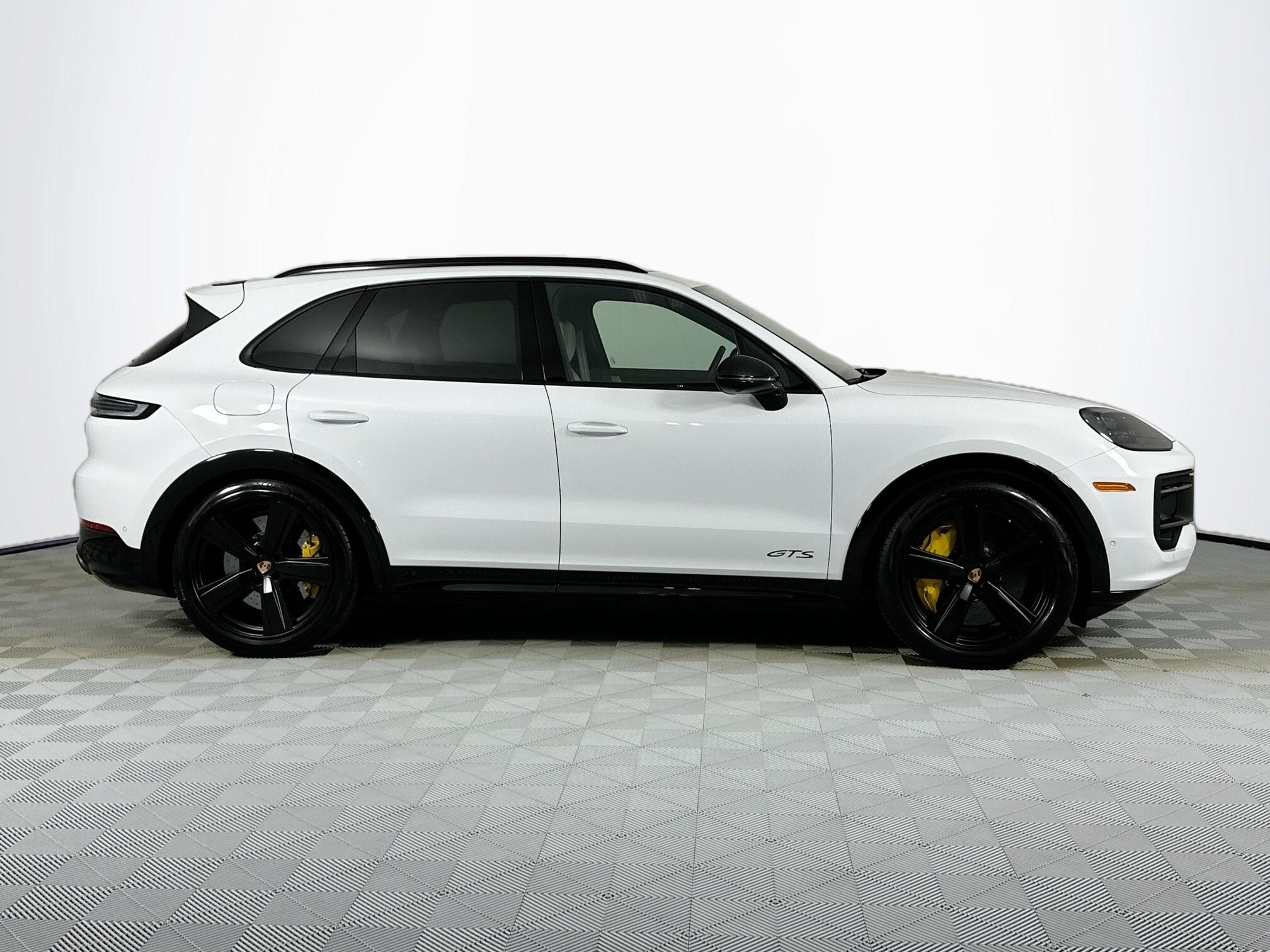 2026 Porsche Cayenne GTS photo 4