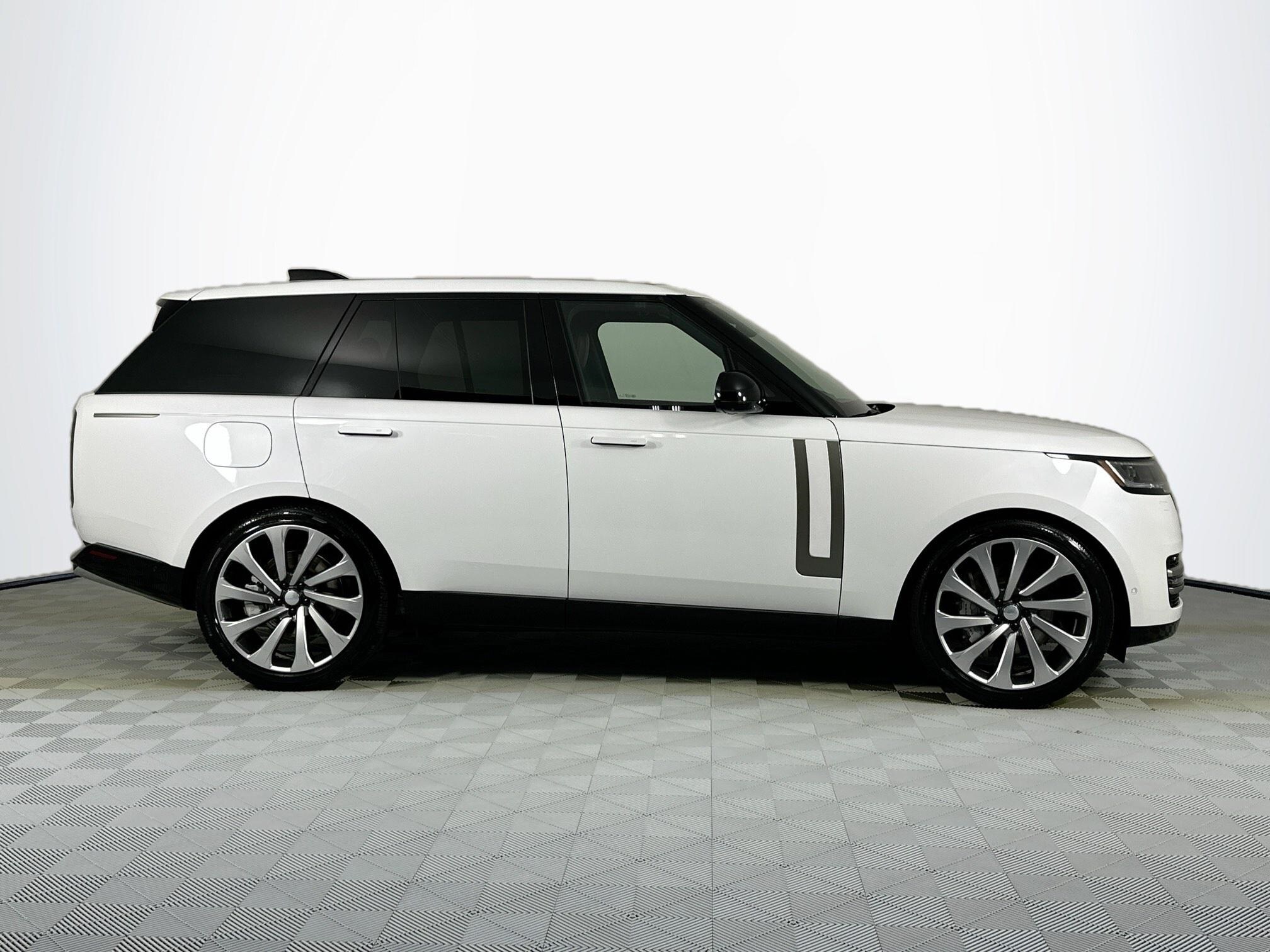 2025 Land Rover Range Rover SE photo 4