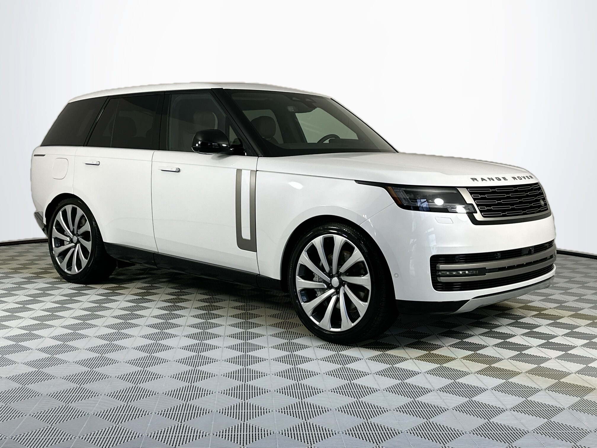2025 Land Rover Range Rover SE photo 3