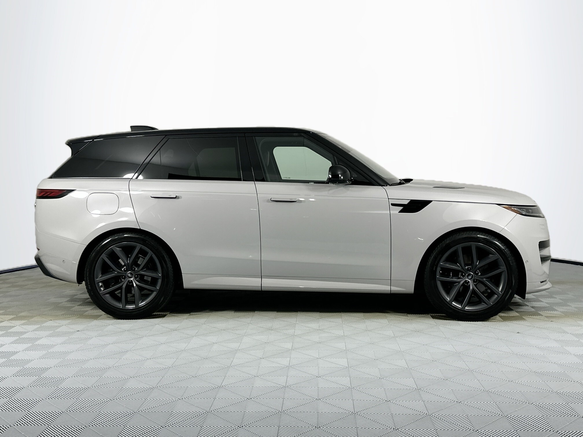 2023 Land Rover Range Rover Sport SE photo 3