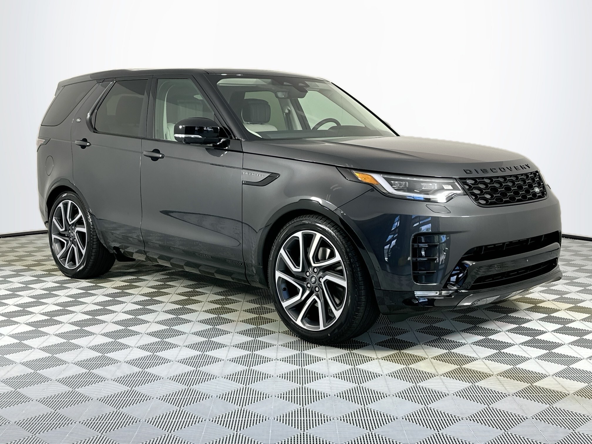 2025 Land Rover Discovery SE photo 3