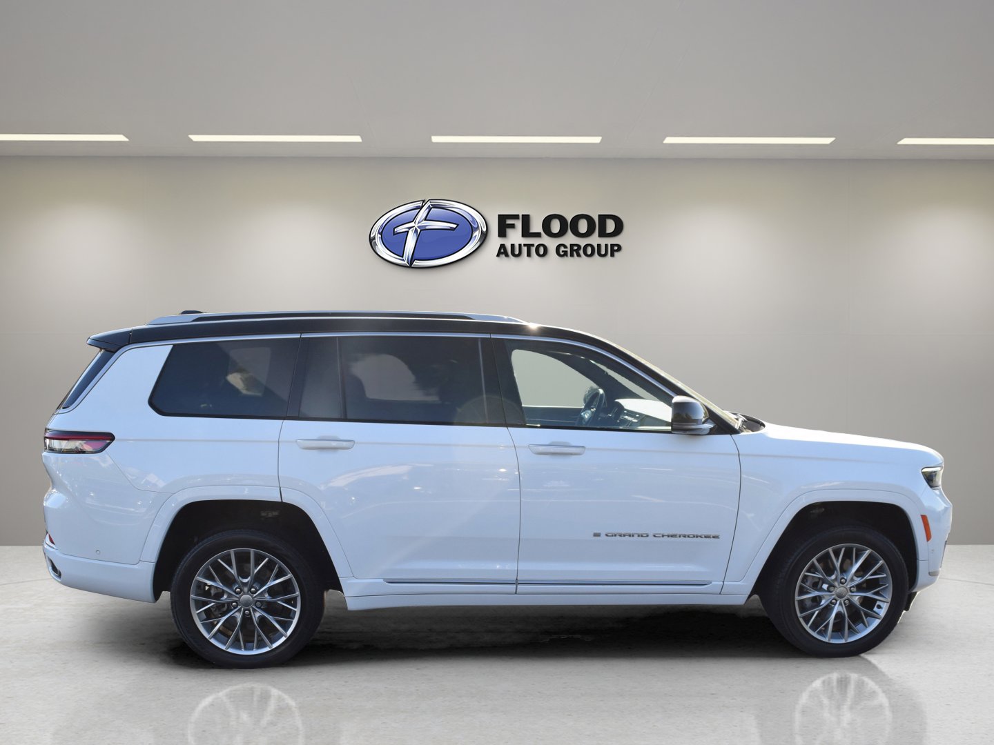 2023 Jeep Grand Cherokee L Summit photo 3