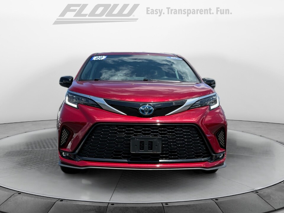 2022 Toyota Sienna XSE photo 2
