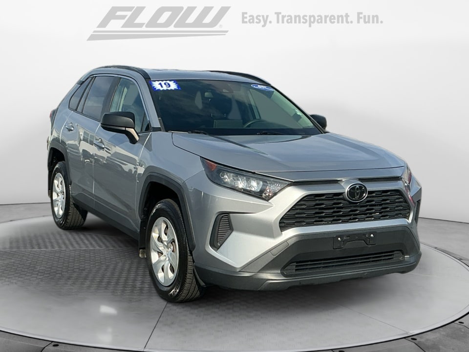 2019 Toyota RAV4 LE's photo