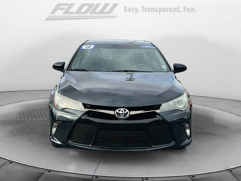 2015 Toyota Camry SE photo 2