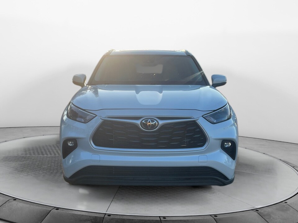 2023 Toyota Highlander XLE photo 2