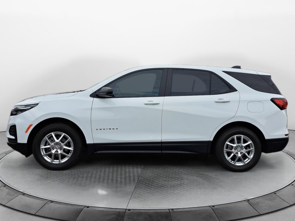 2022 Chevrolet Equinox LS photo 4