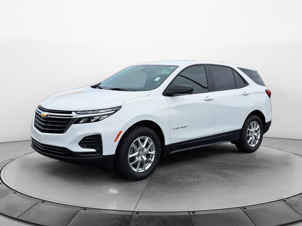 2022 Chevrolet Equinox LS photo 3