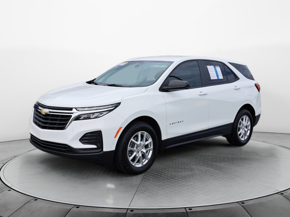 2022 Chevrolet Equinox LS photo 3