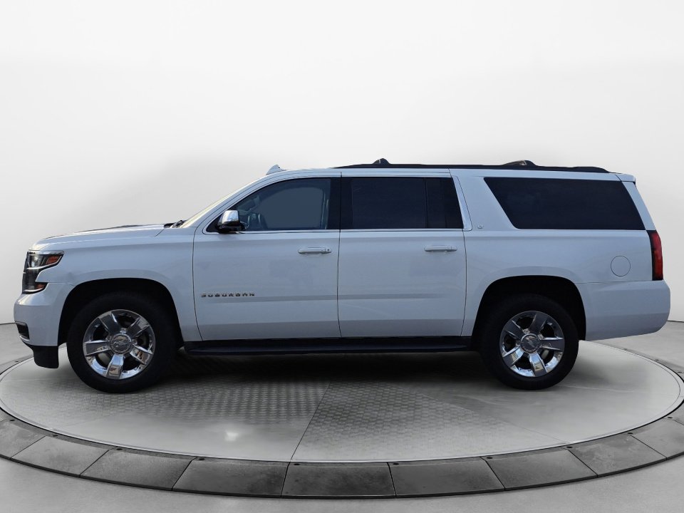 2017 Chevrolet Suburban LT photo 4