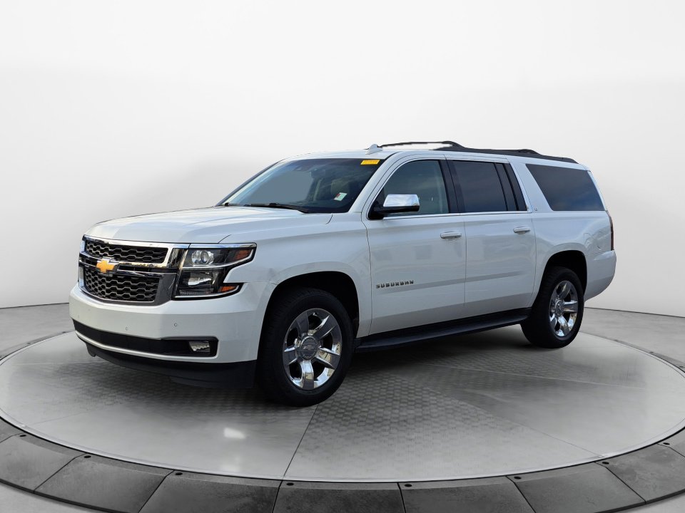 2017 Chevrolet Suburban LT photo 3