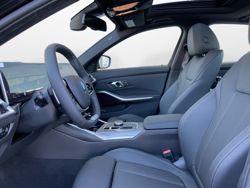 2026 BMW 3 Series 330i - Photo 9
