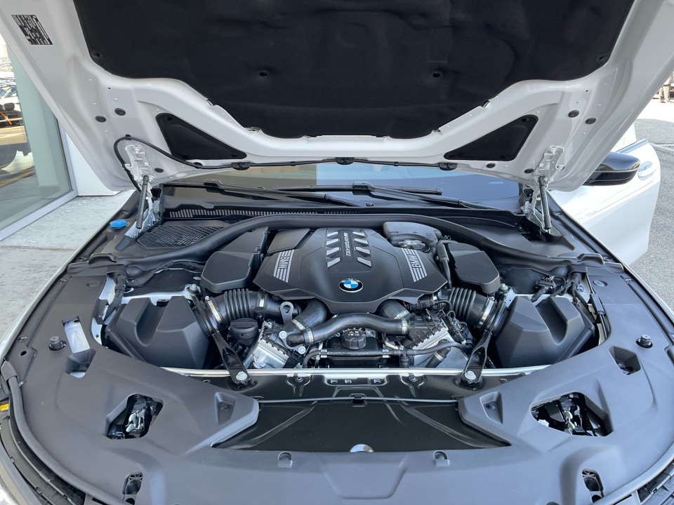 2026 BMW 8 Series M850i - Photo 16