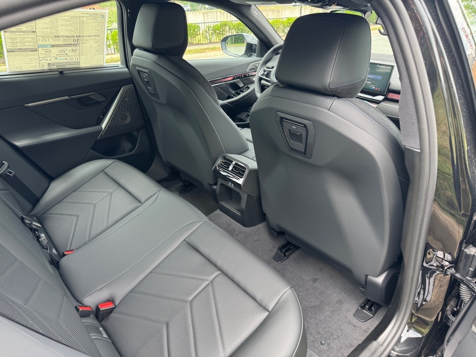 2027 BMW 5 Series 550e - Photo 28