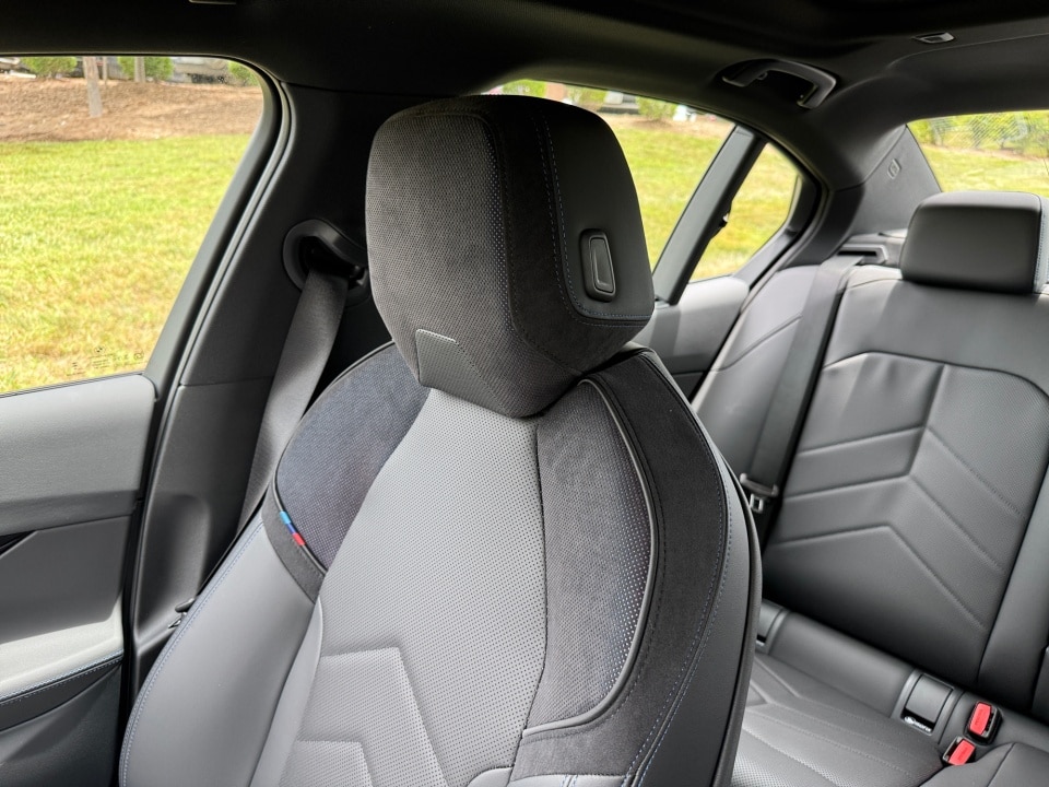2027 BMW 5 Series 550e - Photo 34