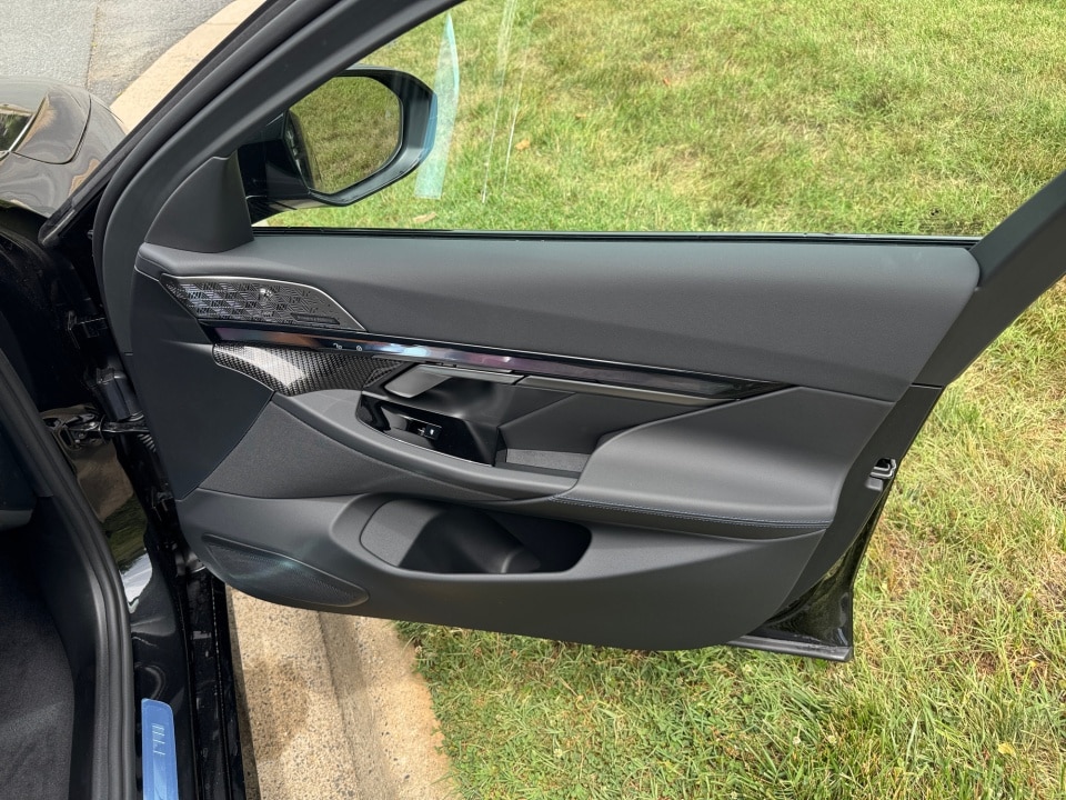 2027 BMW 5 Series 550e - Photo 30