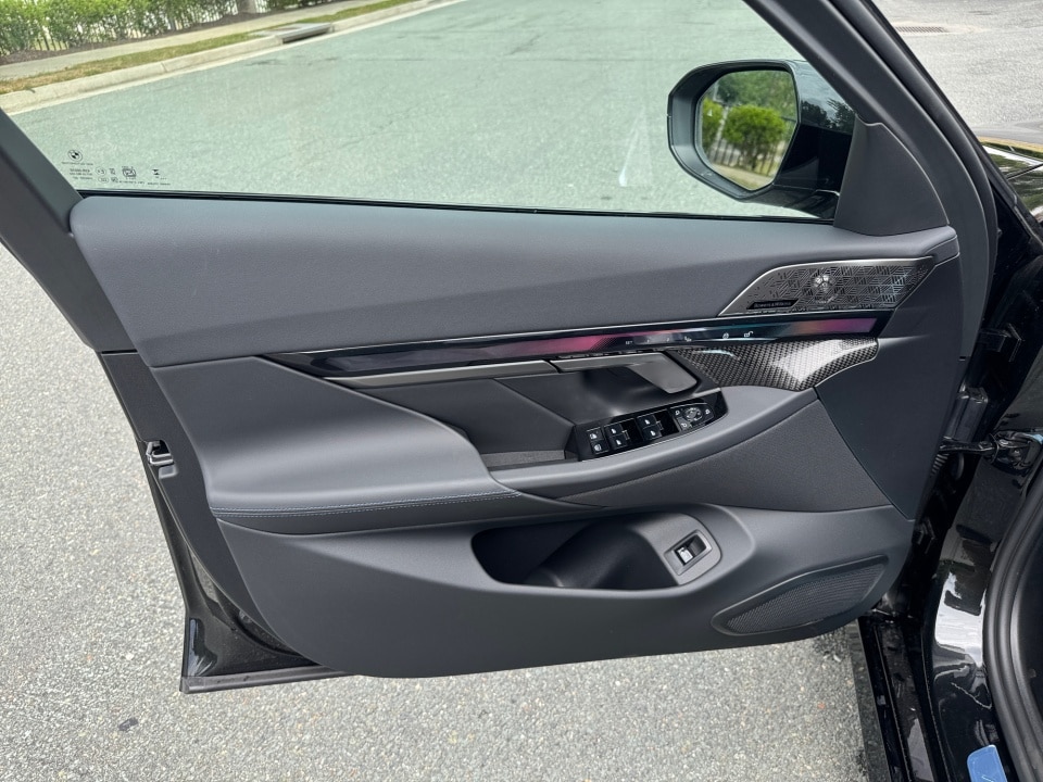 2027 BMW 5 Series 550e - Photo 31