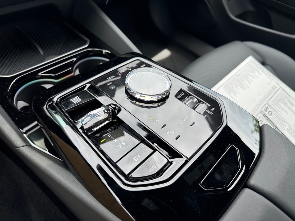 2027 BMW 5 Series 550e - Photo 19