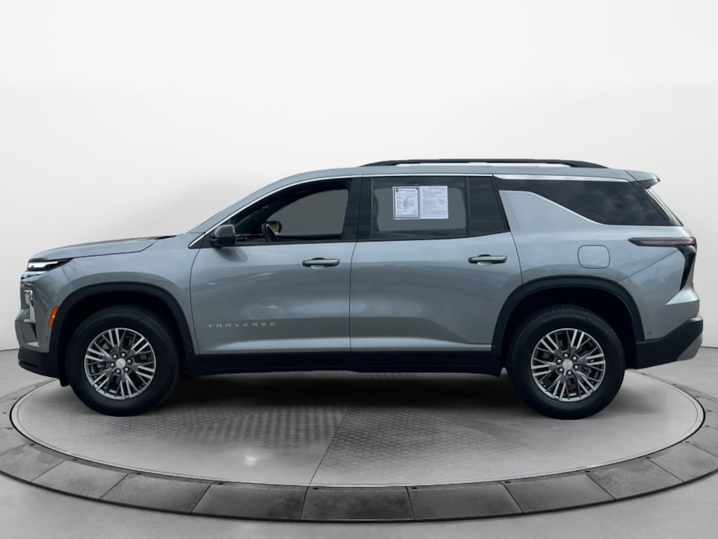 Used 2025 Chevrolet Traverse LT SUV