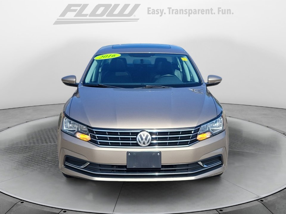 2016 Volkswagen Passat SE photo 2