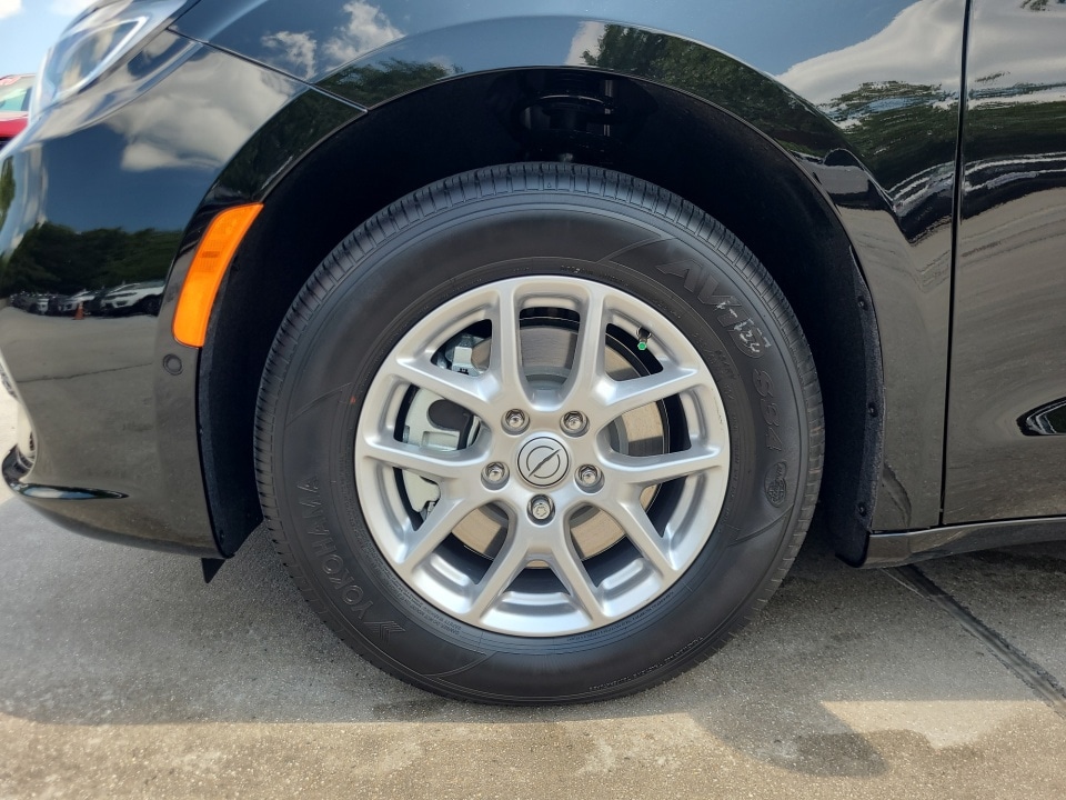 2025 Chrysler Pacifica Select - Photo 27