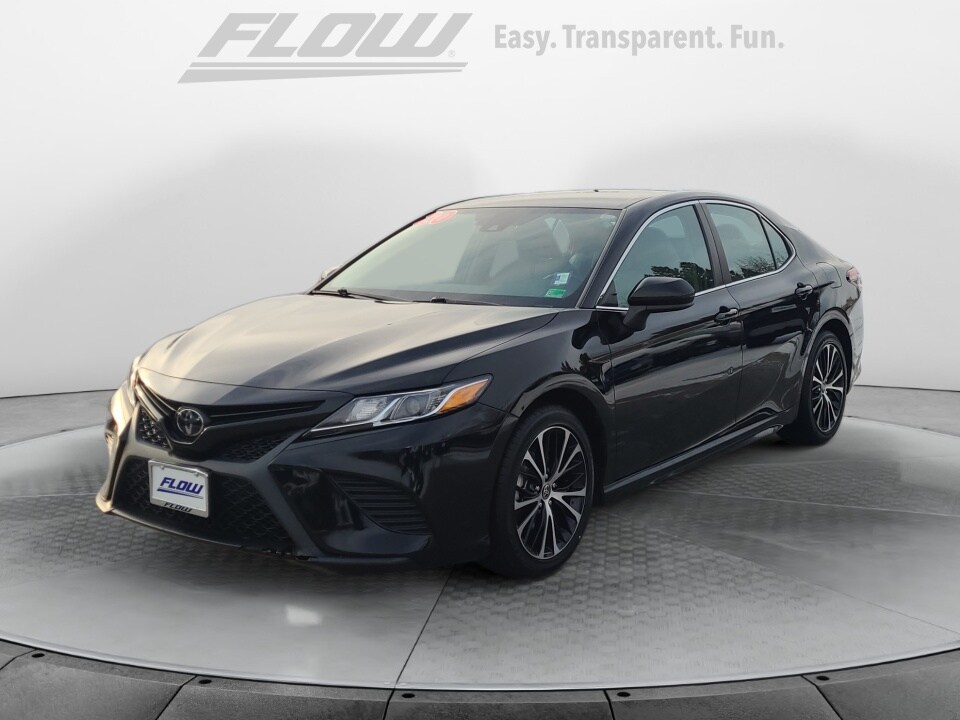 2020 Toyota Camry SE photo 3