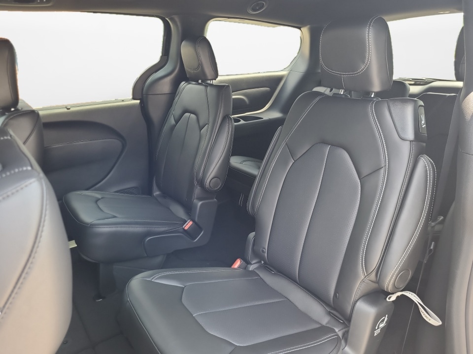 2025 Chrysler Pacifica Select - Photo 13