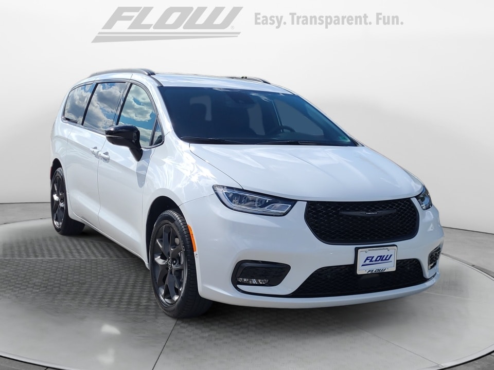 2026 Chrysler Pacifica Select's photo