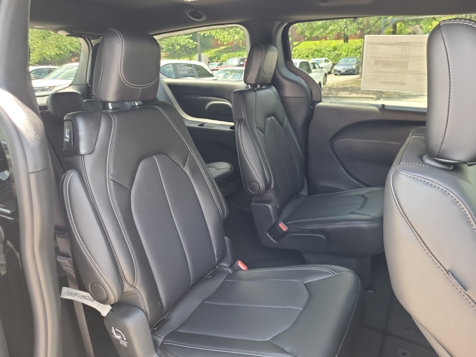 2025 Chrysler Pacifica Select - Photo 29