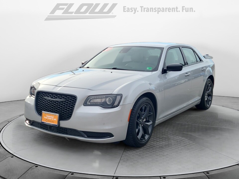 2023 Chrysler 300 Touring photo 2