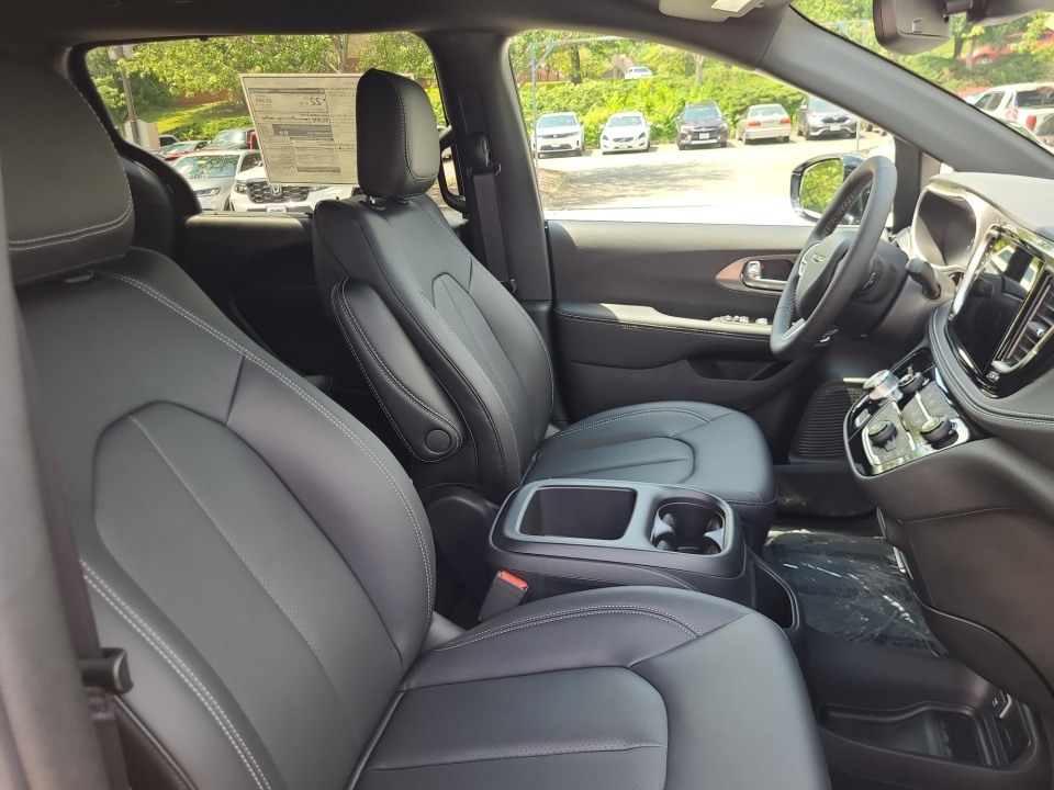2025 Chrysler Pacifica Select - Photo 28