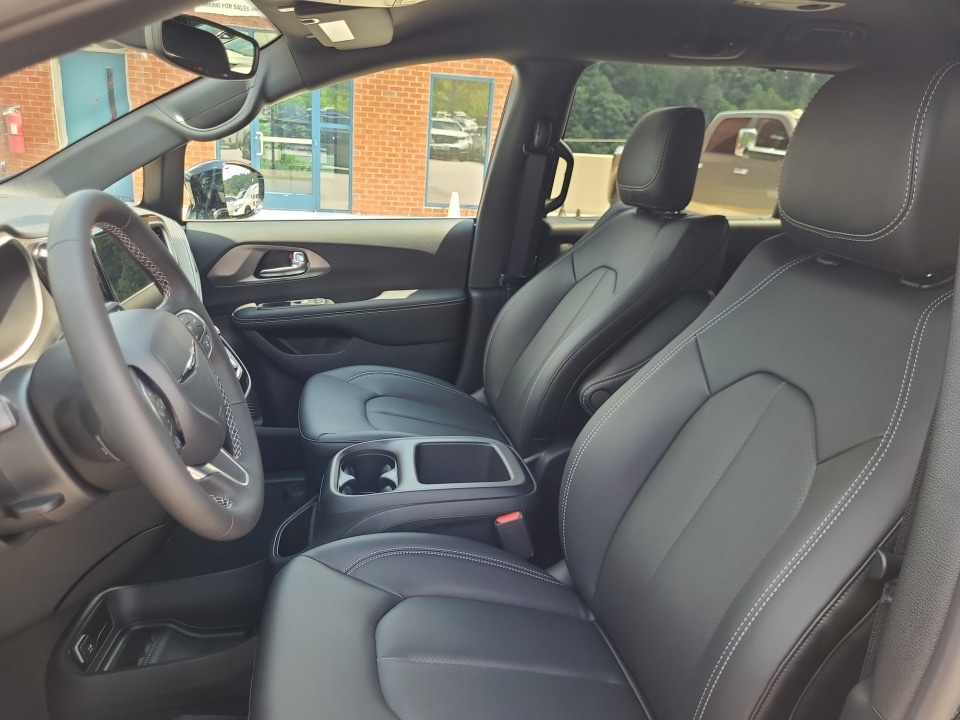 2025 Chrysler Pacifica Select - Photo 30