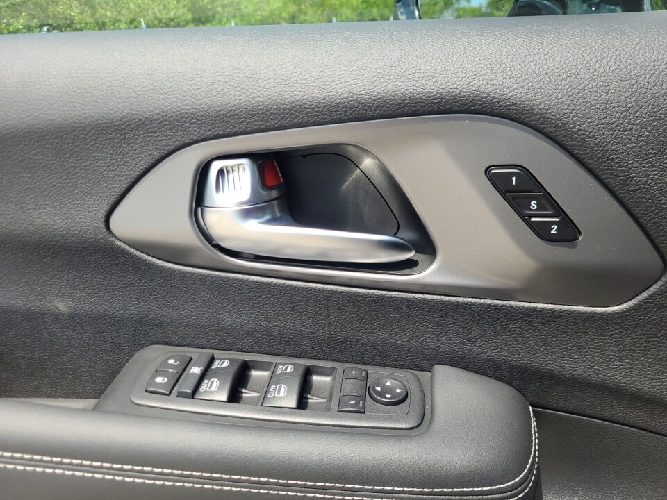 2025 Chrysler Pacifica Select - Photo 32