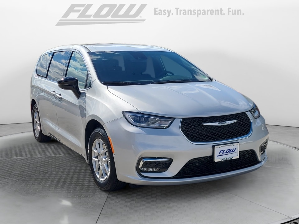 2026 Chrysler Pacifica Select's photo