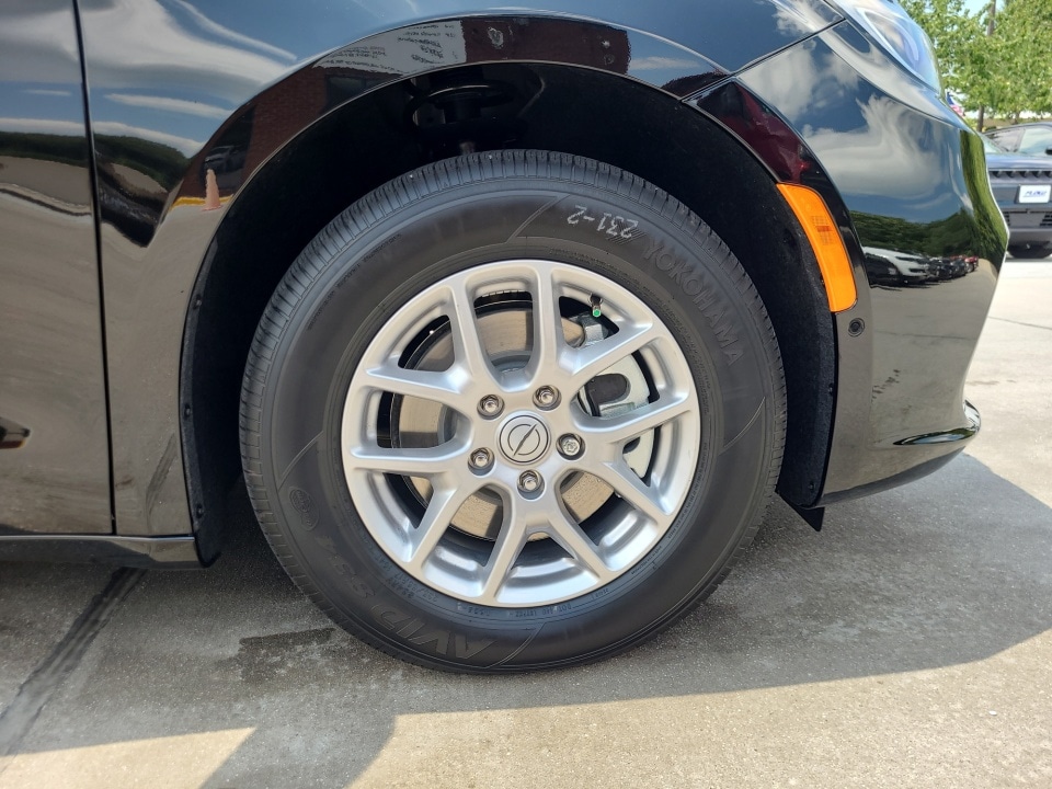2025 Chrysler Pacifica Select - Photo 25