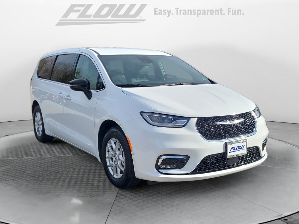 2026 Chrysler Pacifica Select's photo